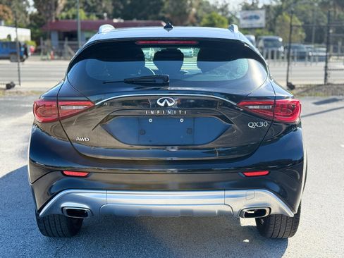 Used 2017 INFINITI QX30 AWD image 4