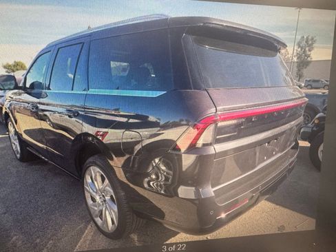 Used 2025 Lincoln Navigator Reserve image 3