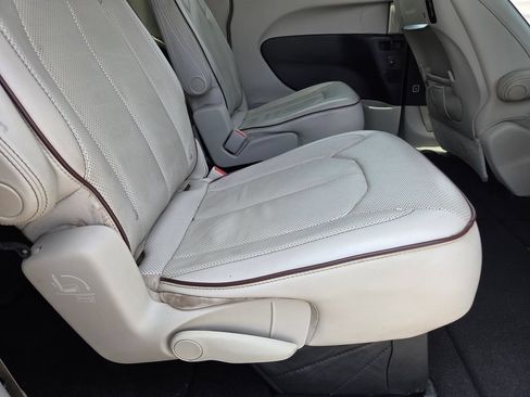 Used 2017 Chrysler Pacifica Limited FWD image 31