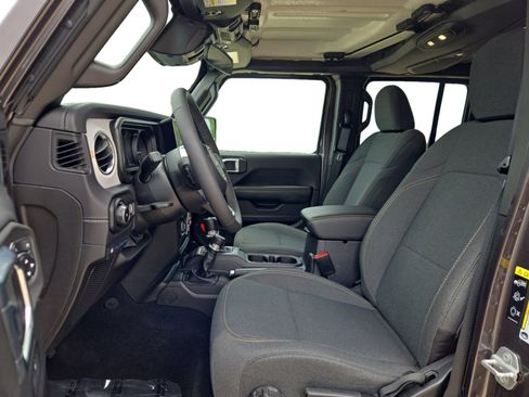 Used 2025 Jeep Wrangler Unlimited Sahara w/ Safety Group AWD/4WD image 12