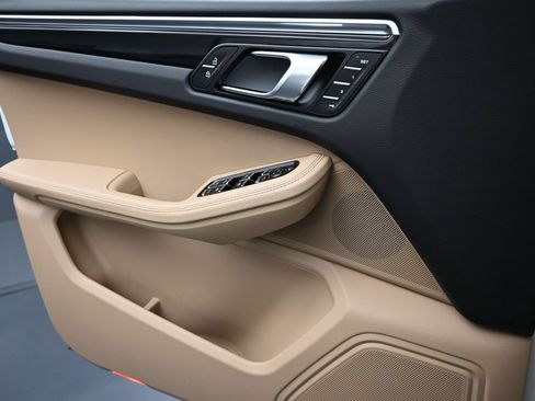 Certified 2025 Porsche Macan AWD/4WD image 24