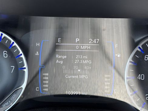 Used 2019 Chrysler Pacifica Touring-L FWD image 11