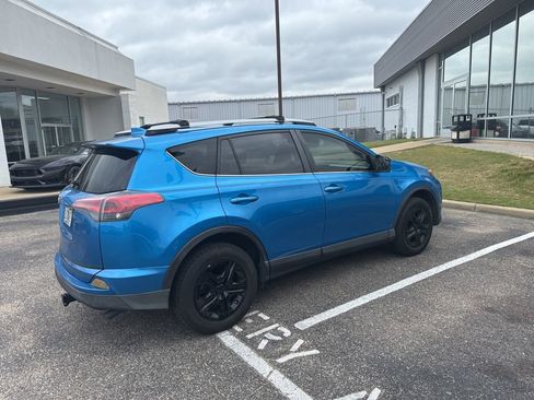 Used 2018 Toyota RAV4 LE FWD image 10