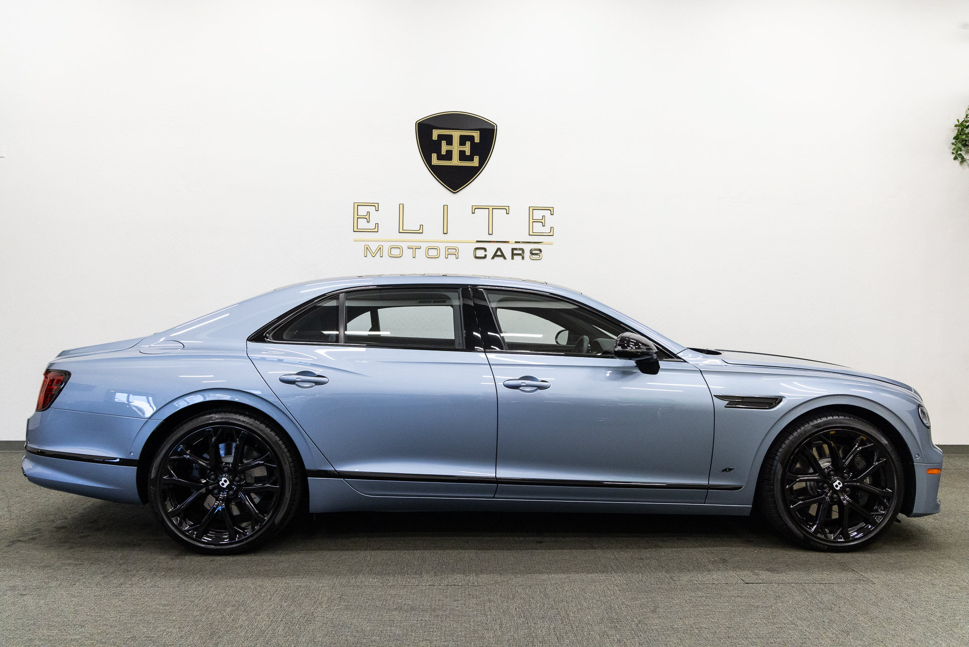 Used 2024 Bentley Flying Spur Plug-In Hybrid AWD/4WD image 9
