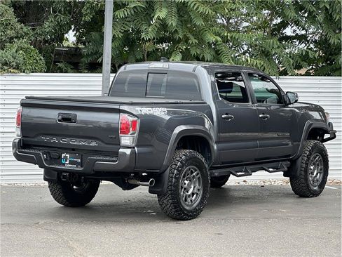Used 2022 Toyota Tacoma TRD Sport w/ Technology Package AWD/4WD image 10