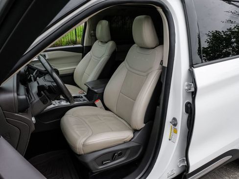 Used 2020 Ford Explorer Platinum w/ Premium Technology Package AWD/4WD image 37