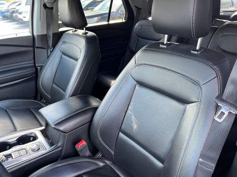 Used 2022 Ford Explorer XLT w/ Equipment Group 202A AWD/4WD image 8