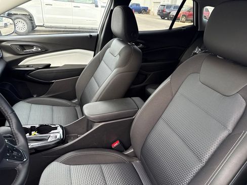 Used 2025 Chevrolet Trax LT w/ LT Convenience Package FWD image 3