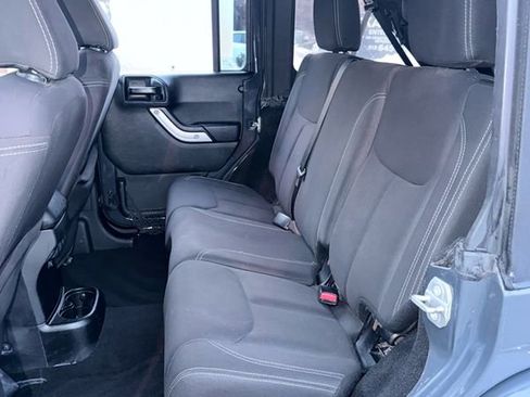 Used 2017 Jeep Wrangler Unlimited Sahara w/ Connectivity Group AWD/4WD image 10