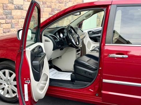 Used 2014 Chrysler Town & Country Touring w/ Trailer Tow Group image 10