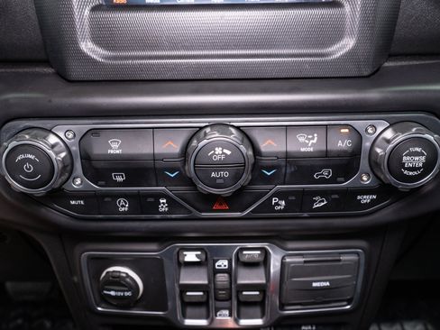 Used 2018 Jeep Wrangler Unlimited Sahara w/ Safety Group AWD/4WD image 20