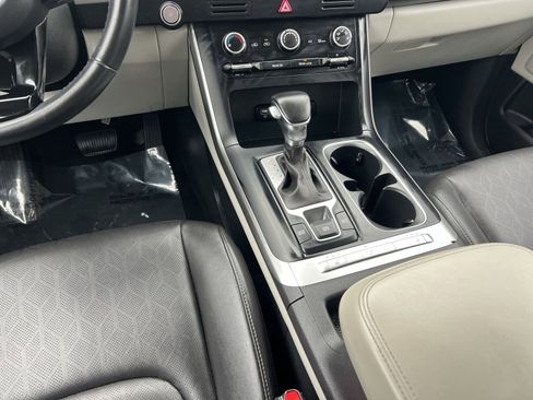 Used 2022 Kia Carnival LX image 22