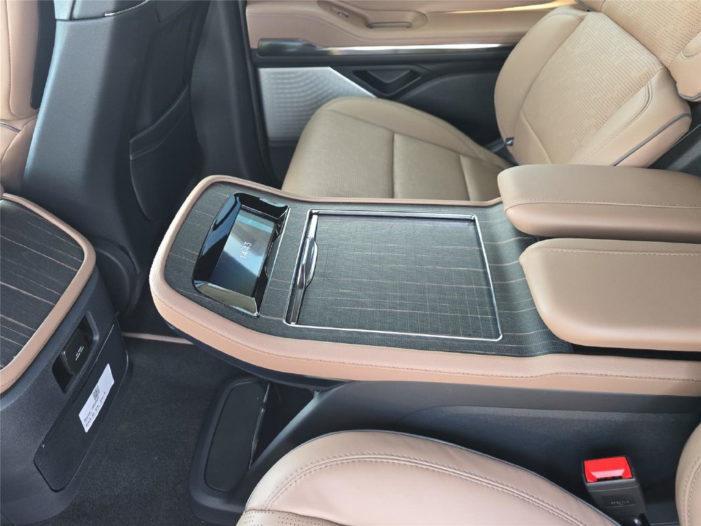 New 2027 Lincoln Navigator Black Label RWD image 13