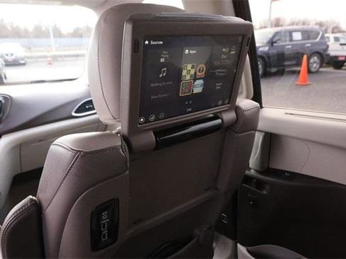 Used 2017 Chrysler Pacifica Touring-L Plus w/ Tire & Wheel Group image 27