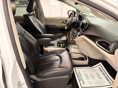Used 2024 Chrysler Pacifica Touring-L FWD image 31