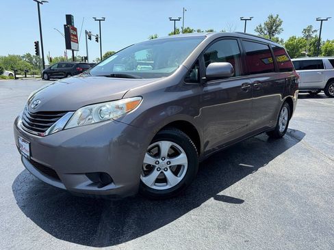 Used 2011 Toyota Sienna LE w/ Towing Pkg FWD image 3