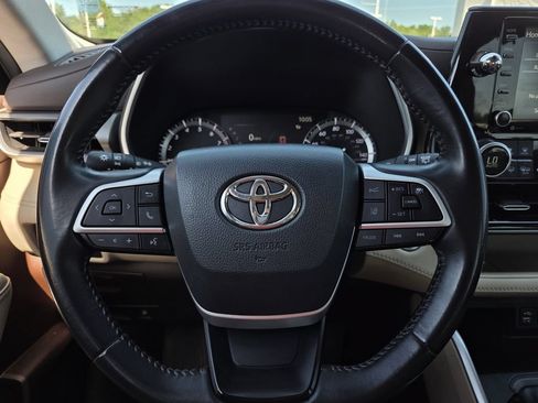Used 2022 Toyota Highlander XLE FWD image 23