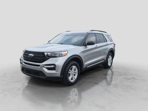 Used 2020 Ford Explorer XLT w/ Equipment Group 202A AWD/4WD image 4