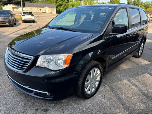 Used 2014 Chrysler Town & Country Touring FWD image 3
