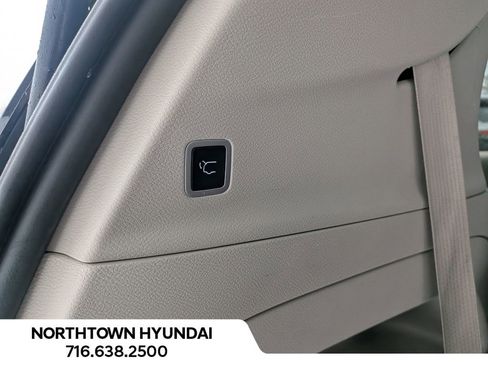 Used 2024 Chrysler Pacifica Touring-L image 38