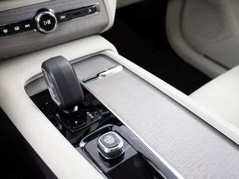 Certified 2025 Volvo XC90 T8 Plus w/ Protection Package Premier image 28