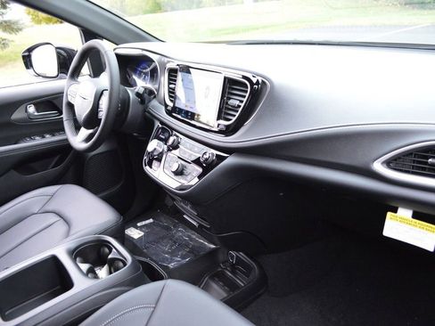 New 2026 Chrysler Pacifica Select image 28