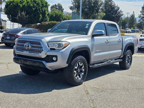 Used 2017 Toyota Tacoma TRD Off-Road AWD/4WD image 10