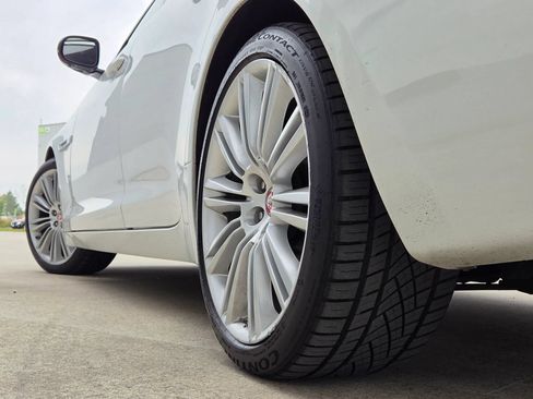 Used 2014 Jaguar XJ AWD image 39