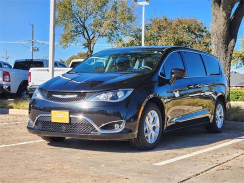 Certified 2018 Chrysler Pacifica Touring Plus w/ Tire & Wheel Group image 3