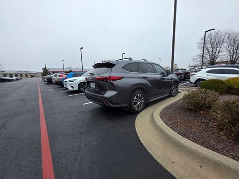 Used 2022 Toyota Highlander XLE image 5