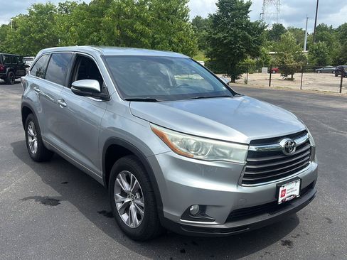 Used 2016 Toyota Highlander Plus FWD image 5
