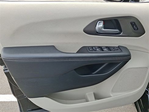 Used 2024 Chrysler Pacifica Touring-L image 12