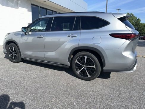 Used 2021 Toyota Highlander XSE FWD image 3