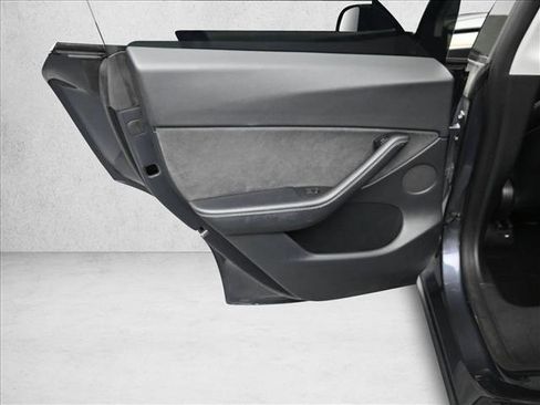 Used 2021 Tesla Model Y Long Range image 19