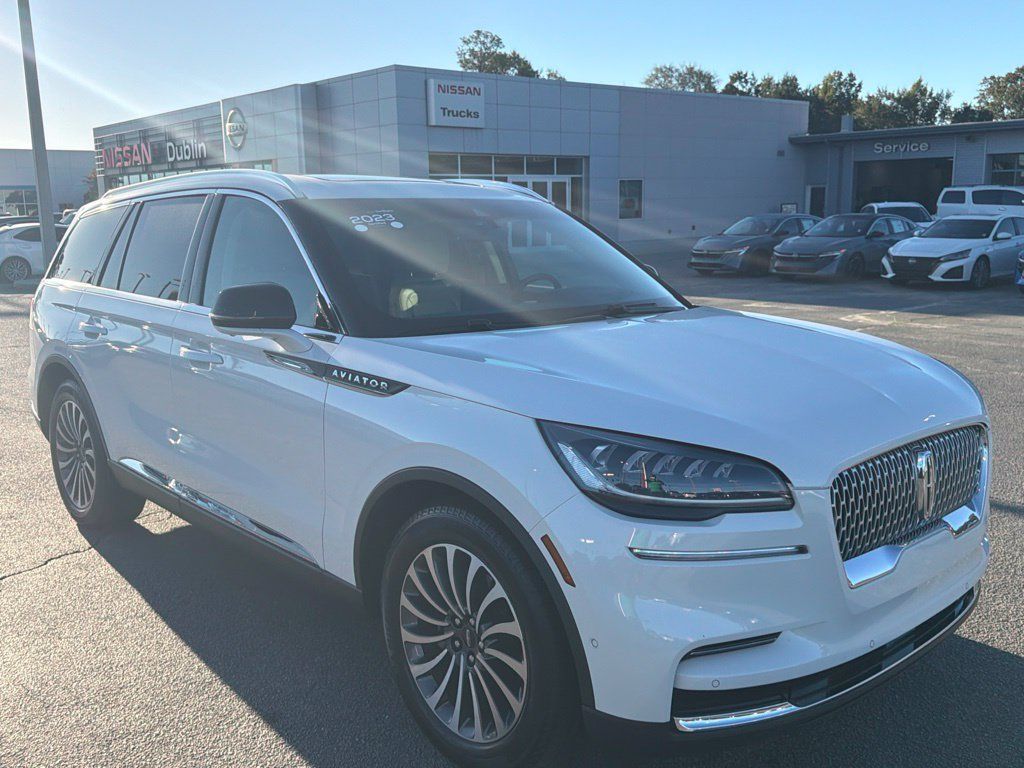 Used 2023 Lincoln Aviator Reserve w/ Equipment Group 201A RWD image 4
