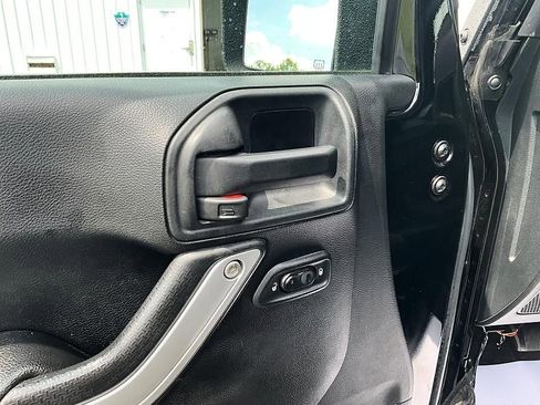 Used 2016 Jeep Wrangler Unlimited Sahara w/ Dual Top Group AWD/4WD image 13