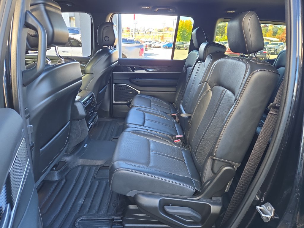 Used 2022 Jeep Wagoneer Series II AWD/4WD image 15