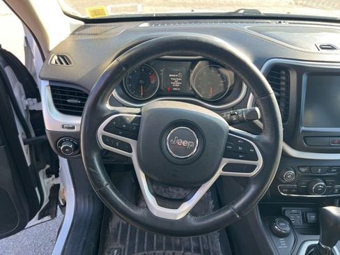 Used 2018 Jeep Cherokee Latitude Plus w/ Cold Weather Group AWD/4WD image 16