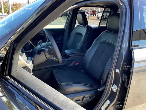 New 2025 Jeep Grand Cherokee Altitude image 9