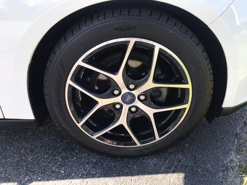 Used 2018 Ford Focus SE w/ SE Appearance Package FWD image 40