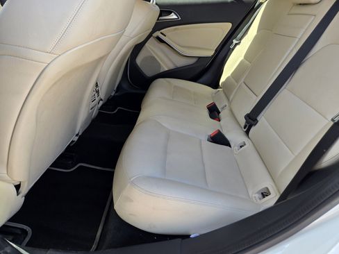 Used 2018 Mercedes-Benz GLA 250 4MATIC w/ Premium Package image 9