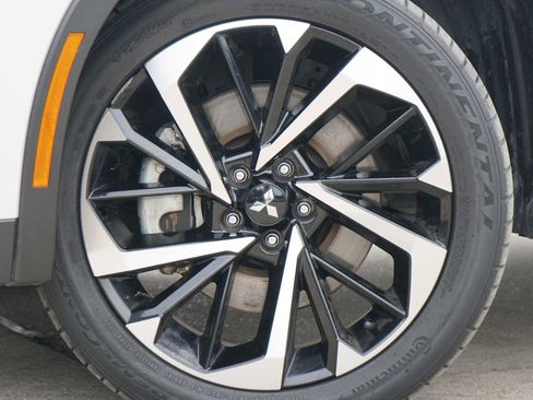 Used 2023 Mitsubishi Outlander SE FWD image 2