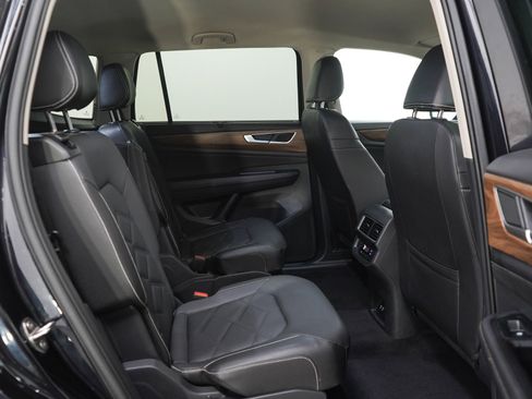 Used 2024 Volkswagen Atlas SE w/ Black Wheel Package AWD/4WD image 12
