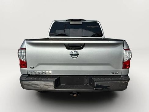 Used 2019 Nissan Titan SV image 5