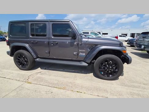 Used 2022 Jeep Wrangler Unlimited Sahara w/ Cold Weather Group AWD/4WD image 34