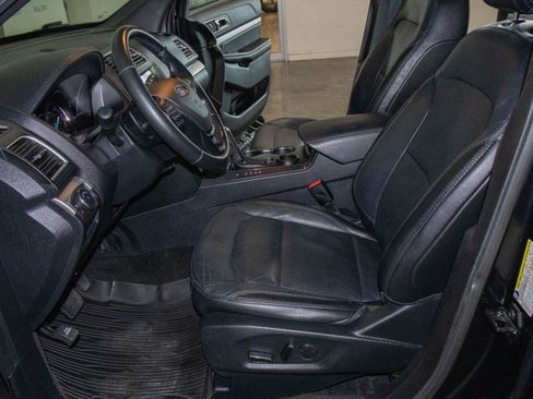 Used 2017 Ford Explorer XLT w/ Equipment Group 202A FWD image 7