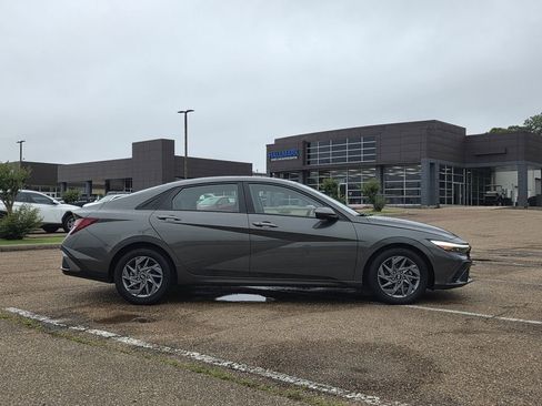 Used 2024 Hyundai Elantra SEL FWD image 3