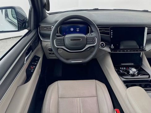 Used 2025 Jeep Wagoneer 4WD image 27