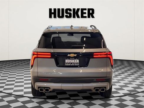 Used 2025 Chevrolet Traverse LT image 8