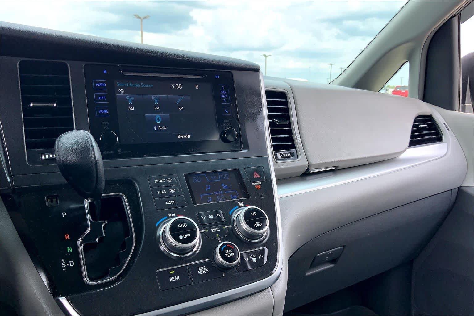 Used 2015 Toyota Sienna LE FWD image 34